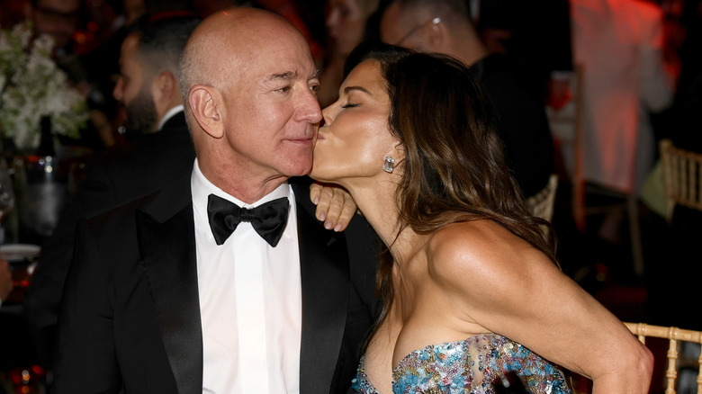Lauren Sanchez kissing Jeff Bezos