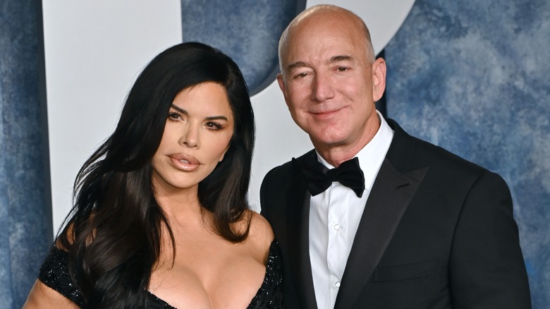 Jeff Bezos and Lauren Sanchez posing