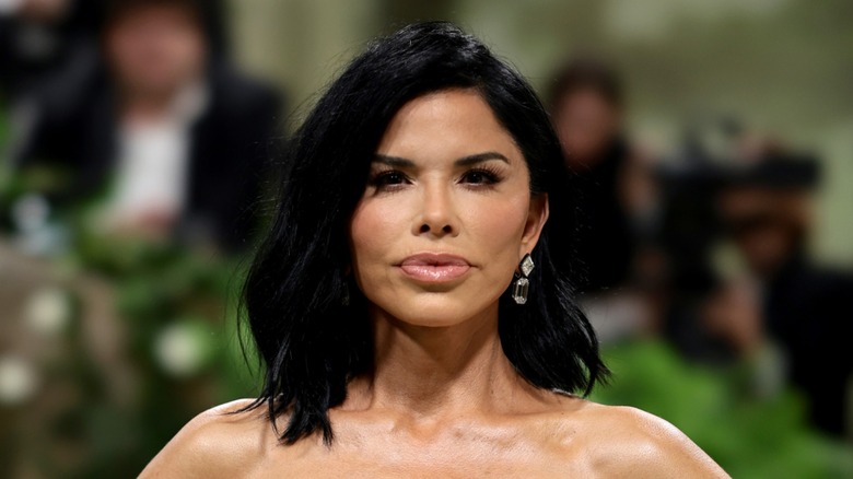 Lauren Sanchez posing at the Met
