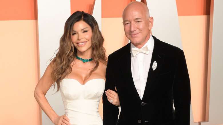 Lauren Sanchez and Jeff Bezos posing