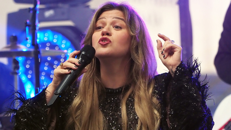 Kelly Clarkson performing on "TODAY."