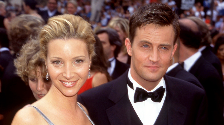 Lisa Kudrow and Matthew Perry posing