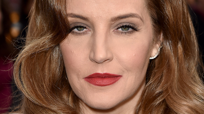 Lisa Marie Presley posing at event 