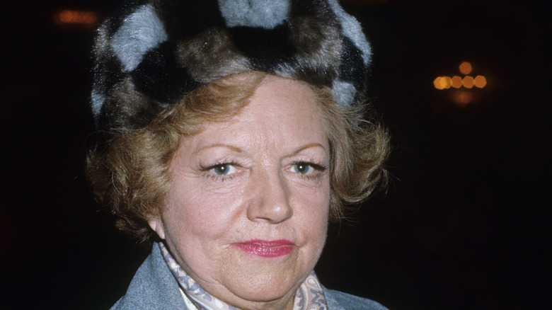 Hermione Baddeley posing for cameras in 1980