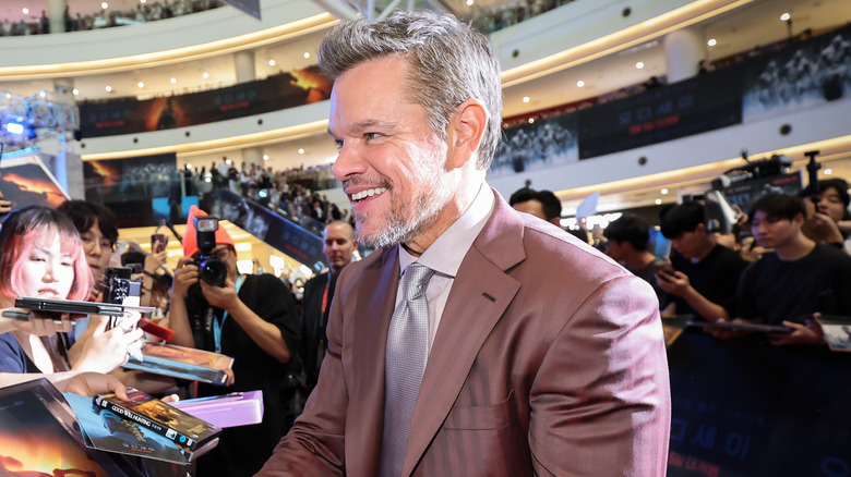 Matt Damon signing autographs at the Seoul premiere of "Odyssey."