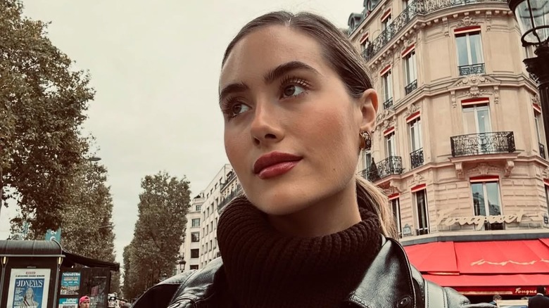 Alexandra Lamas takes a selfie in an all-black outfit