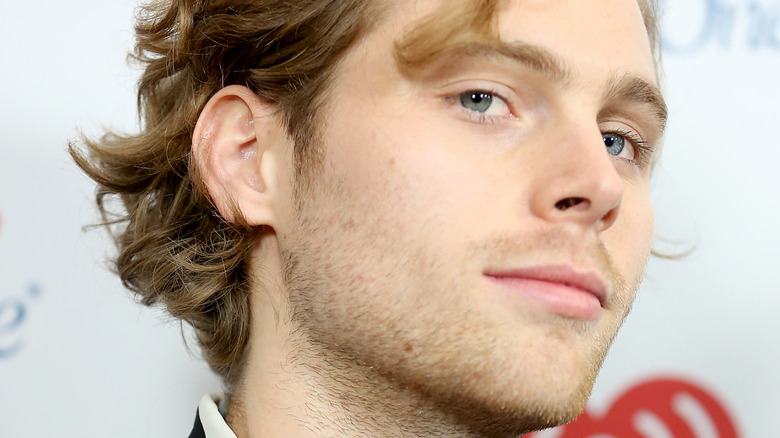 Luke Hemmings side profile on the red carpet