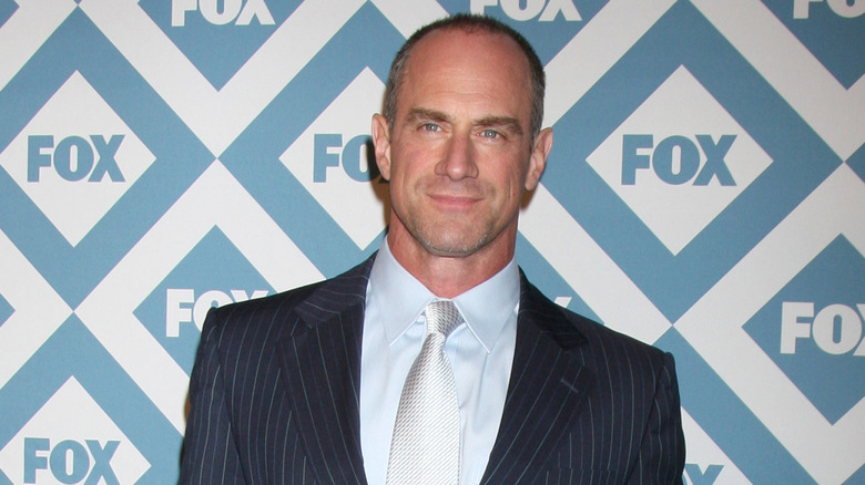 Chris Meloni posing at an event