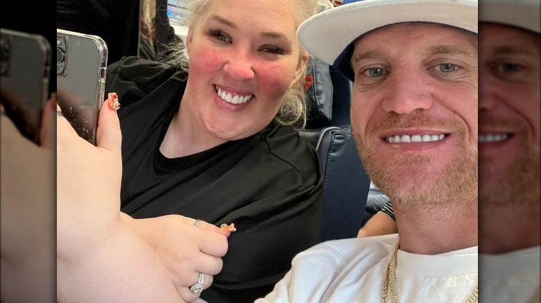 Justin Stroud and Mama June Shannon showing off ring 