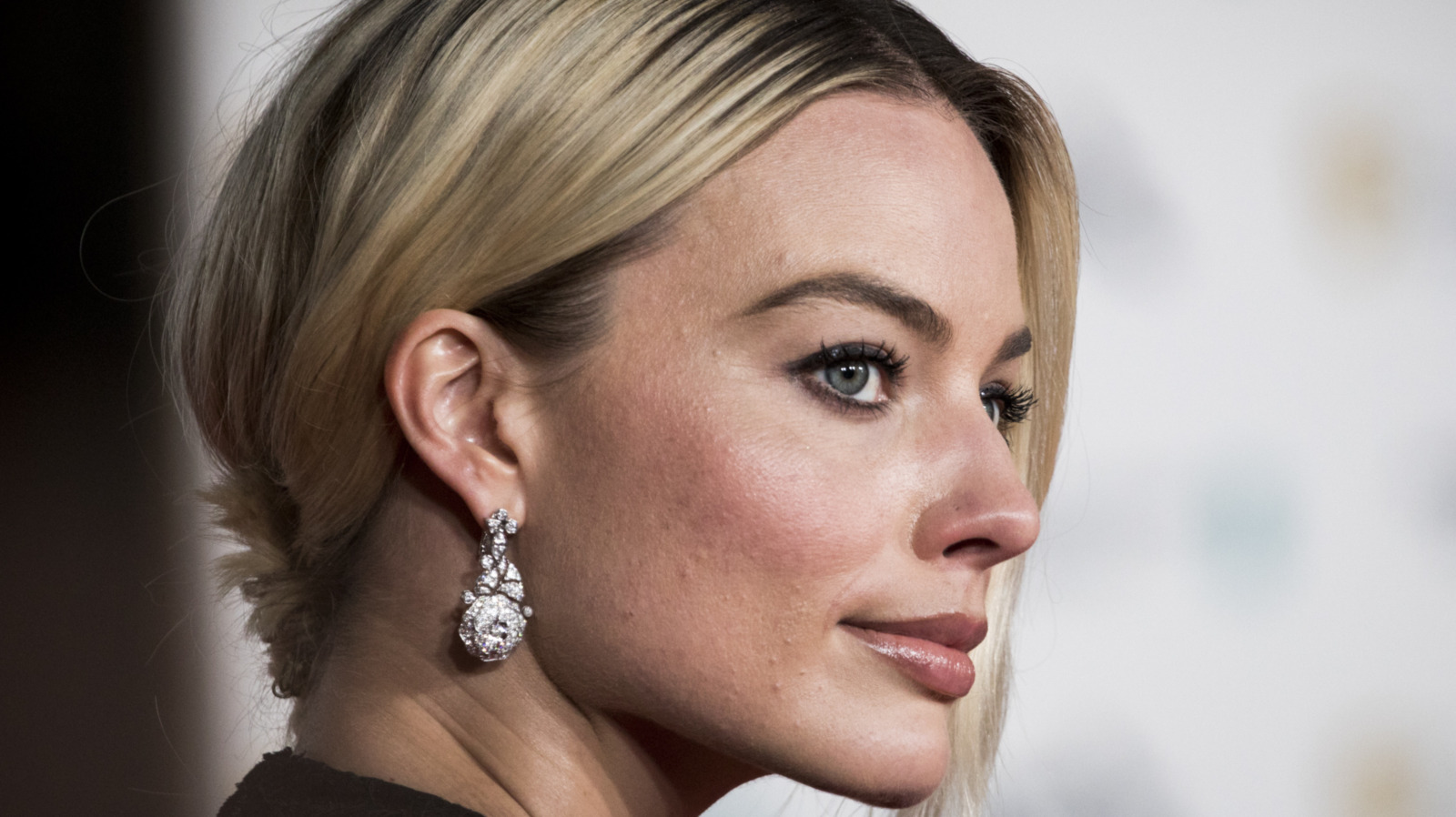 Oscars 2021: Margot Robbie Debuted Chic Bangs