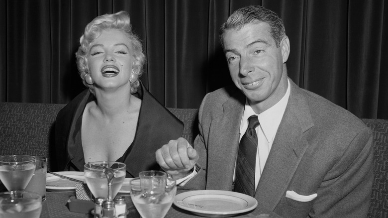 Marilyn Monroe and Joe DiMaggio having dinner
