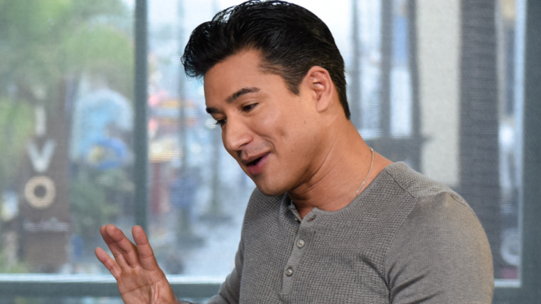 Mario Lopez holding his hand up