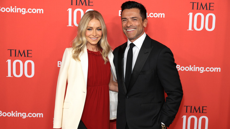 Mark Consuelos and Kelly Ripa smiling