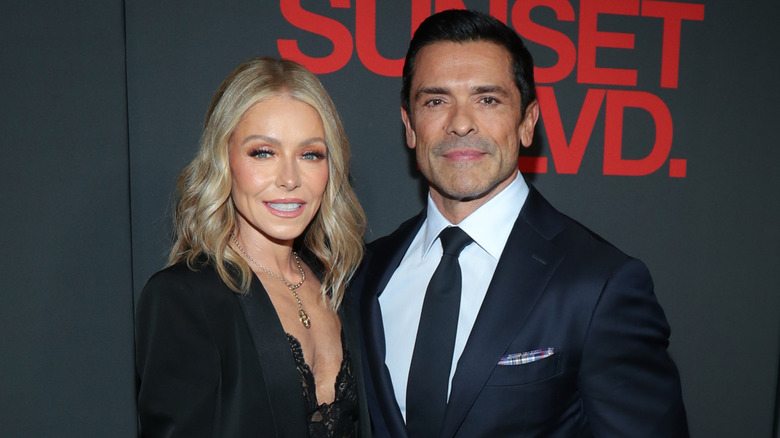 Mark Consuelos and Kelly Ripa posing