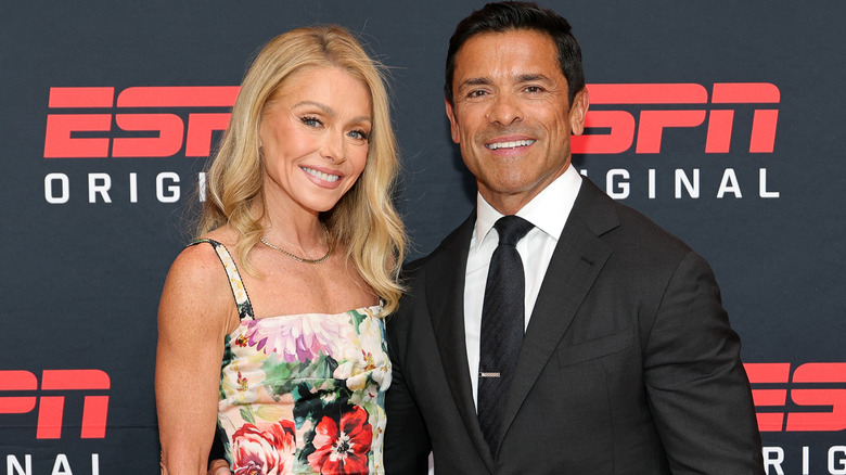 Kelly Ripa and Mark Consuelos smiling