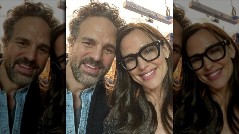 Mark Ruffalo and Jennifer Garner pose for a selfie
