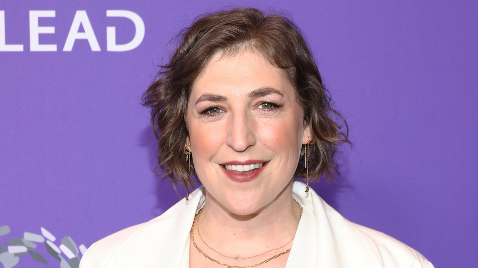 Mayim Bialik Makes The Transition To Gray Hair Look So Chic
