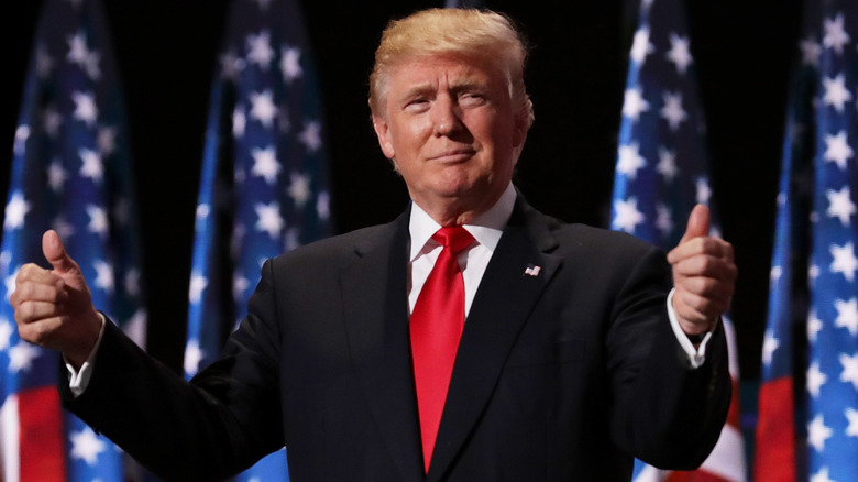 Doanld Trump giving thumps up