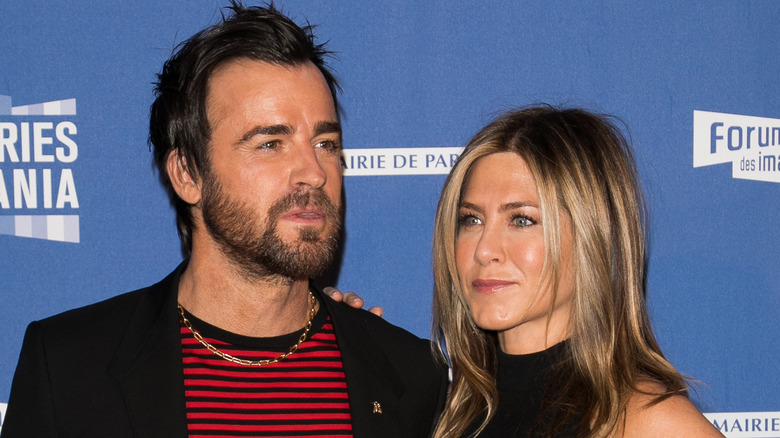 Justin Theroux and Jennifer Aniston posing