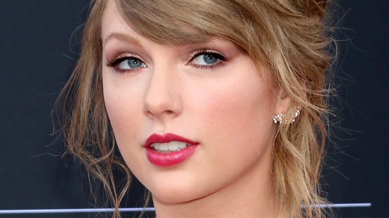 taylor swift bangs red lip