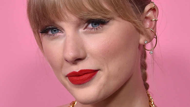 Taylor Swift in red lipstick and blue dress