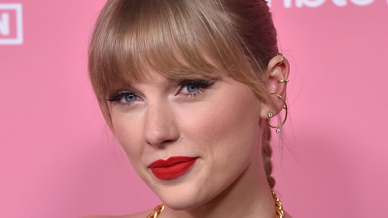 Taylor Swift in red lipstick and blue dress