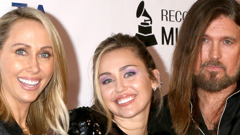 Tish, Miley, and Billy Ray Cyrus posing together