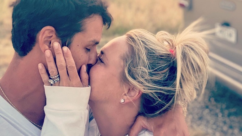 Miranda Lambert kissing Brendan McLoughlin 