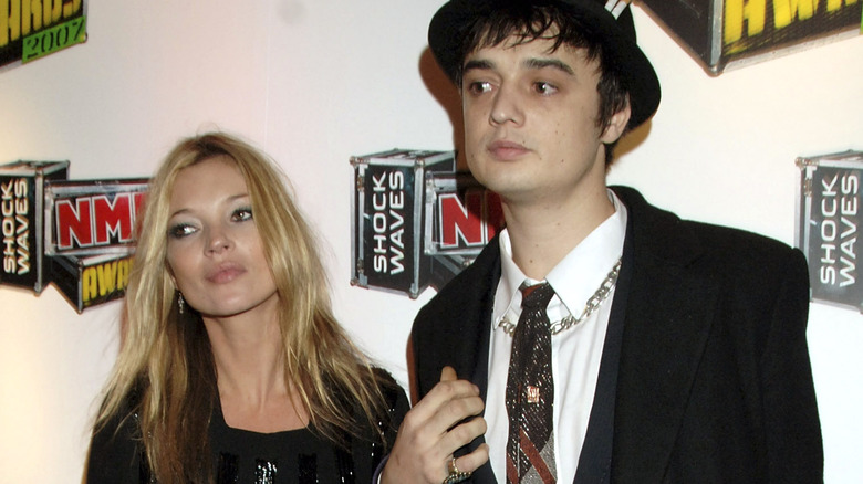 Kate Moss and Pete Doherty posing 