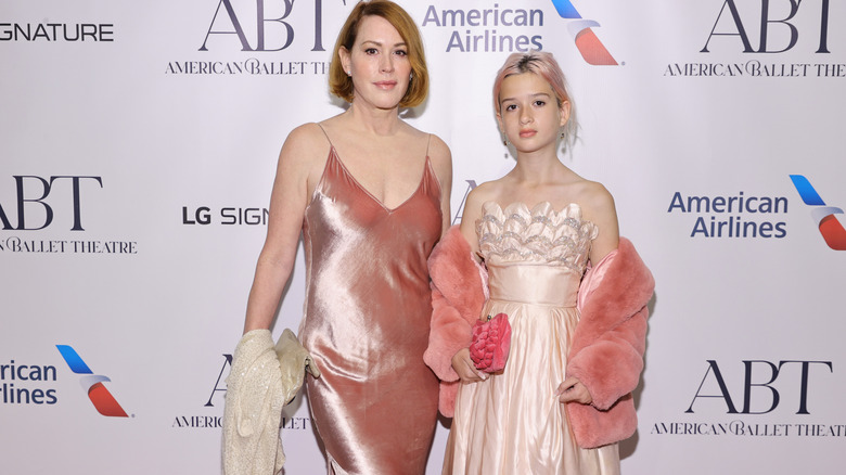 Molly Ringwald and her daughter match in pink