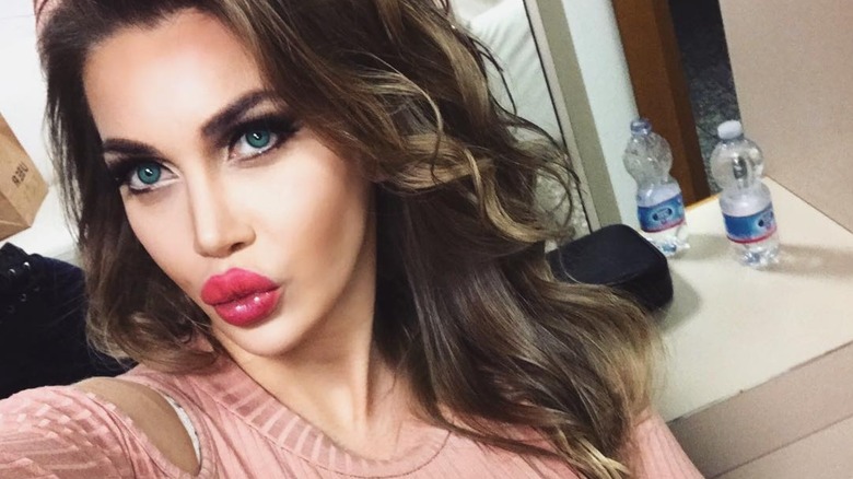 Pixee Fox taking a selfie while wearing a pink top