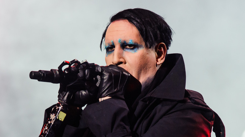  Marilyn Manson singing mic