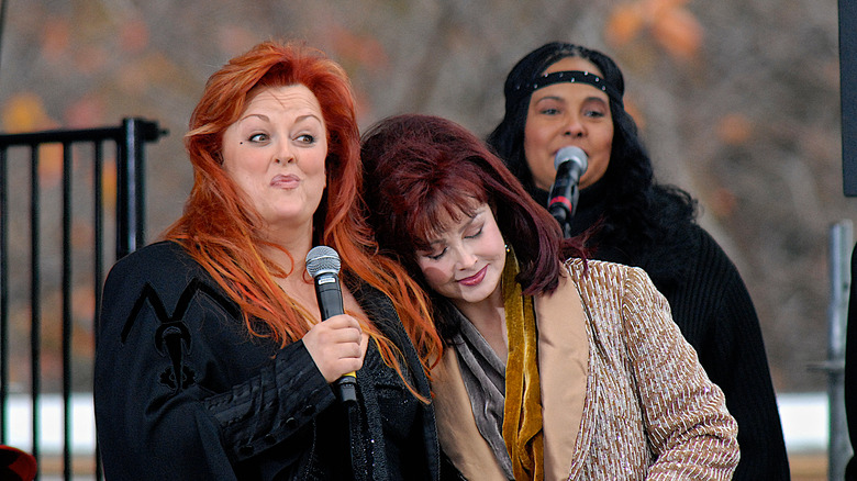 Naomi and Wynonna Judd singing