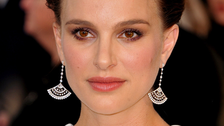 natalie portman wearing fan earrings