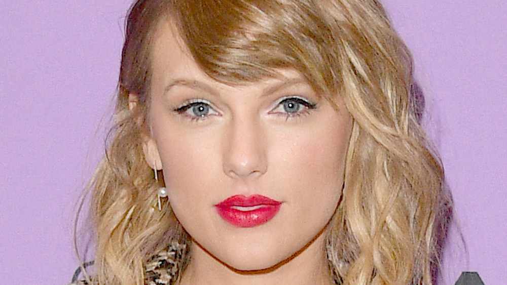 Taylor Swift red lipstick