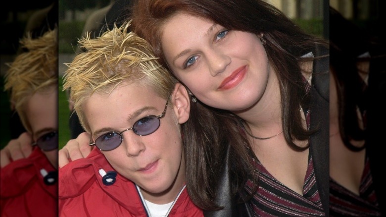 Aaron Carter and Leslie Carter posing