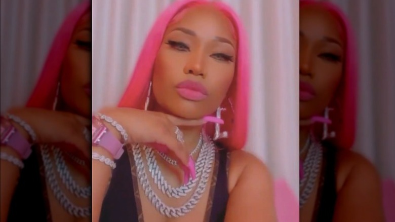 Nicki Minaj selfie with pink hair