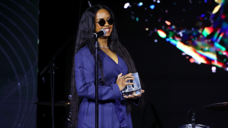 H.E.R. accepting an award