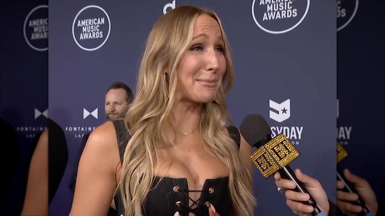 Nikki Glaser giving an interview at the 2025 AMAs