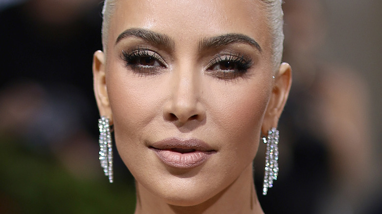Kim Kardashian pose Met gala