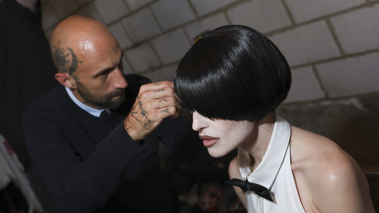 Kelly Osbourne getting her wig adjusted before the Natasha Zinko 2027 fashion show