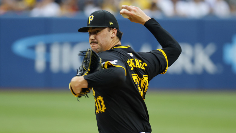 Paul Skenes pitching
