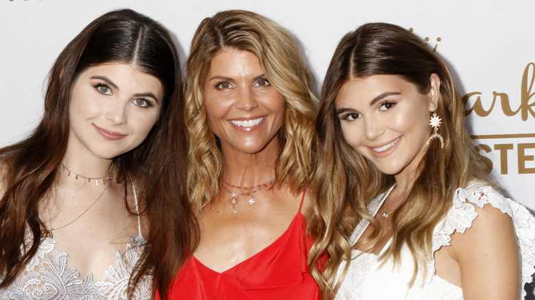Olivia Jade with her mom and sister, all smiling
