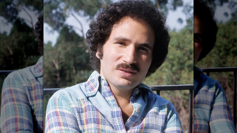 Gabe Kaplan poses for a photo in 1985