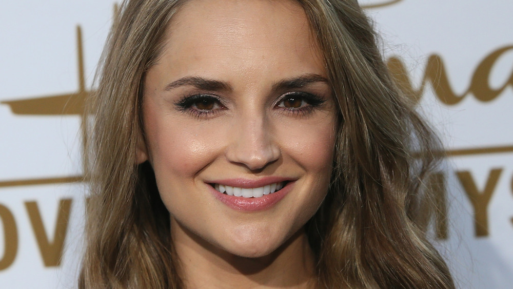 Rachael Leigh Cook smiling