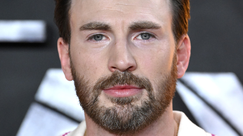 Chris Evans posing at a premiere