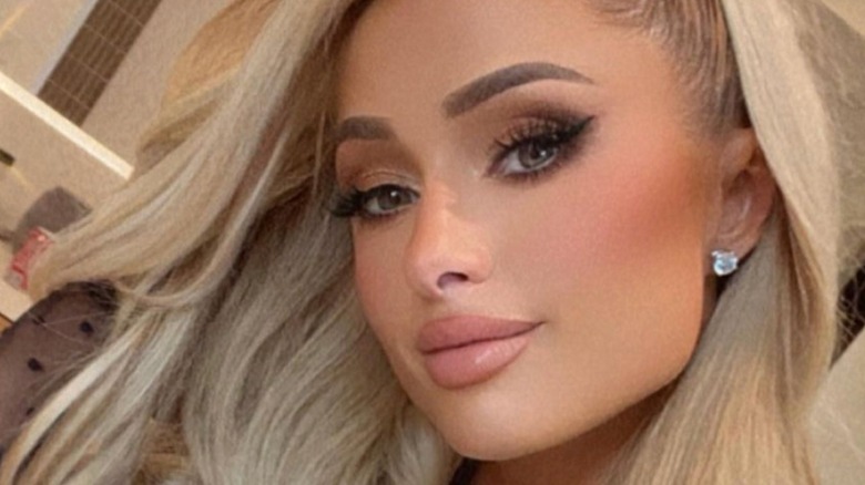 Paris Hilton nude lip long blonde hair