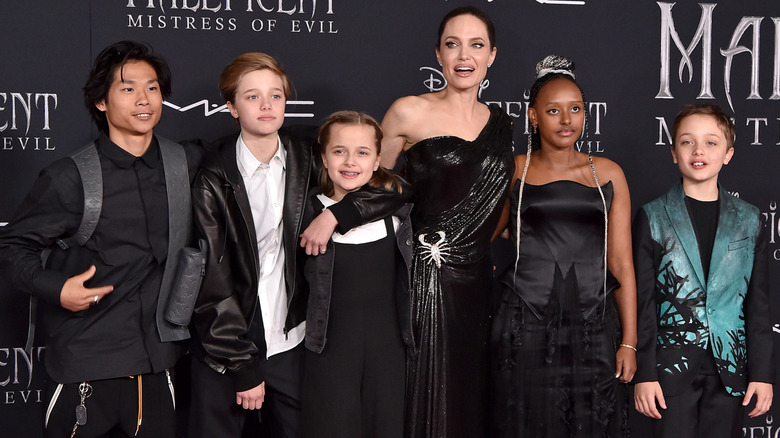 Pax, Shiloh, Vivienne, Zahara, and Knox with their mom on a red carpet