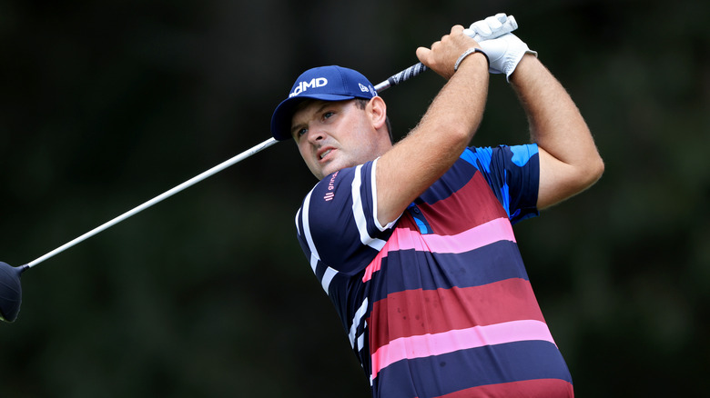 Patrick Reed swings 