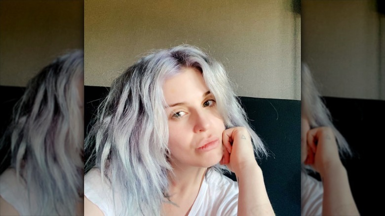 Kelly Osbourne takes a makeup-free selfie with pale purple hair in 2020.